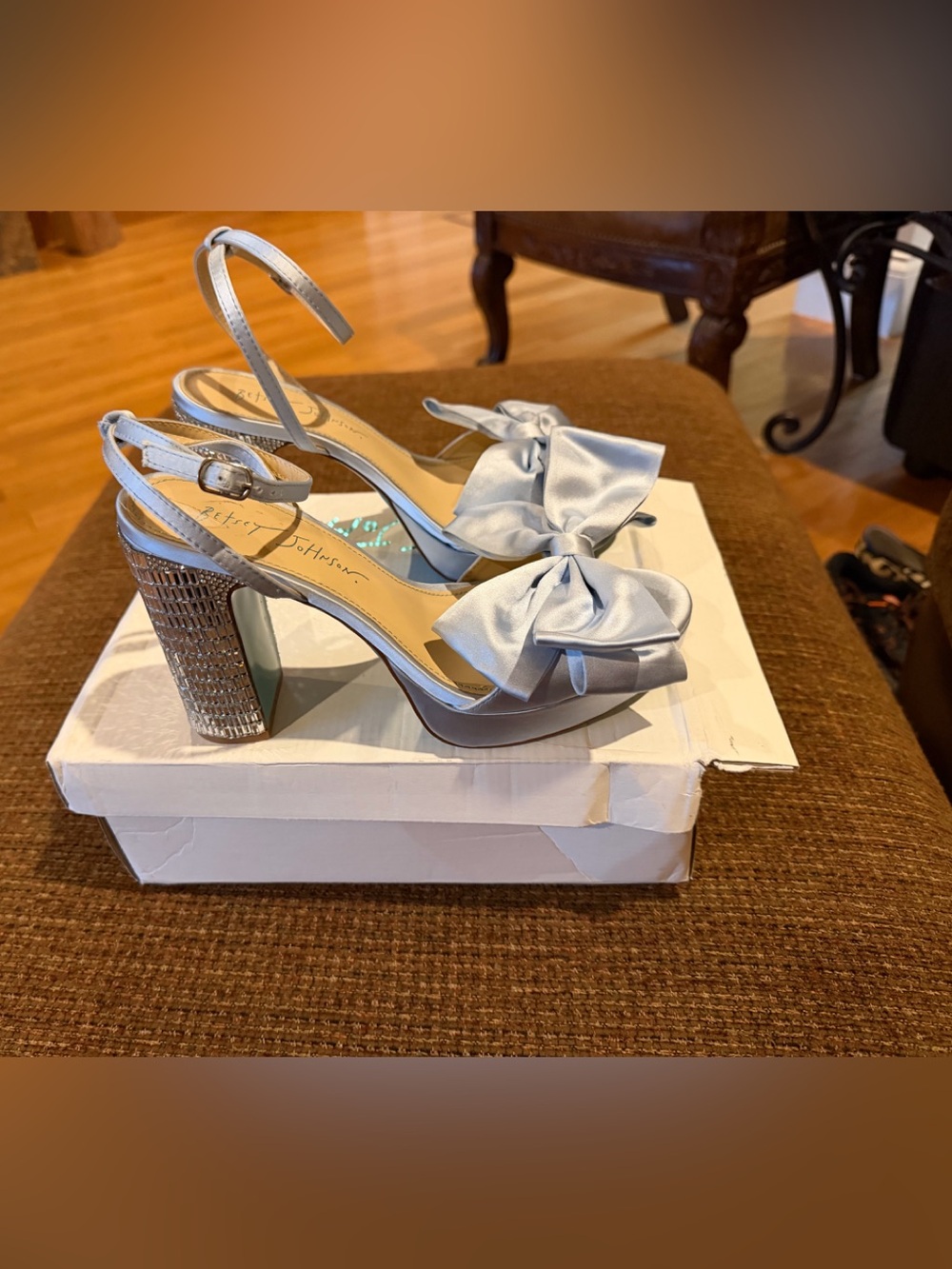 BESTY JOHNSON women’s Aida Platform
Sandals